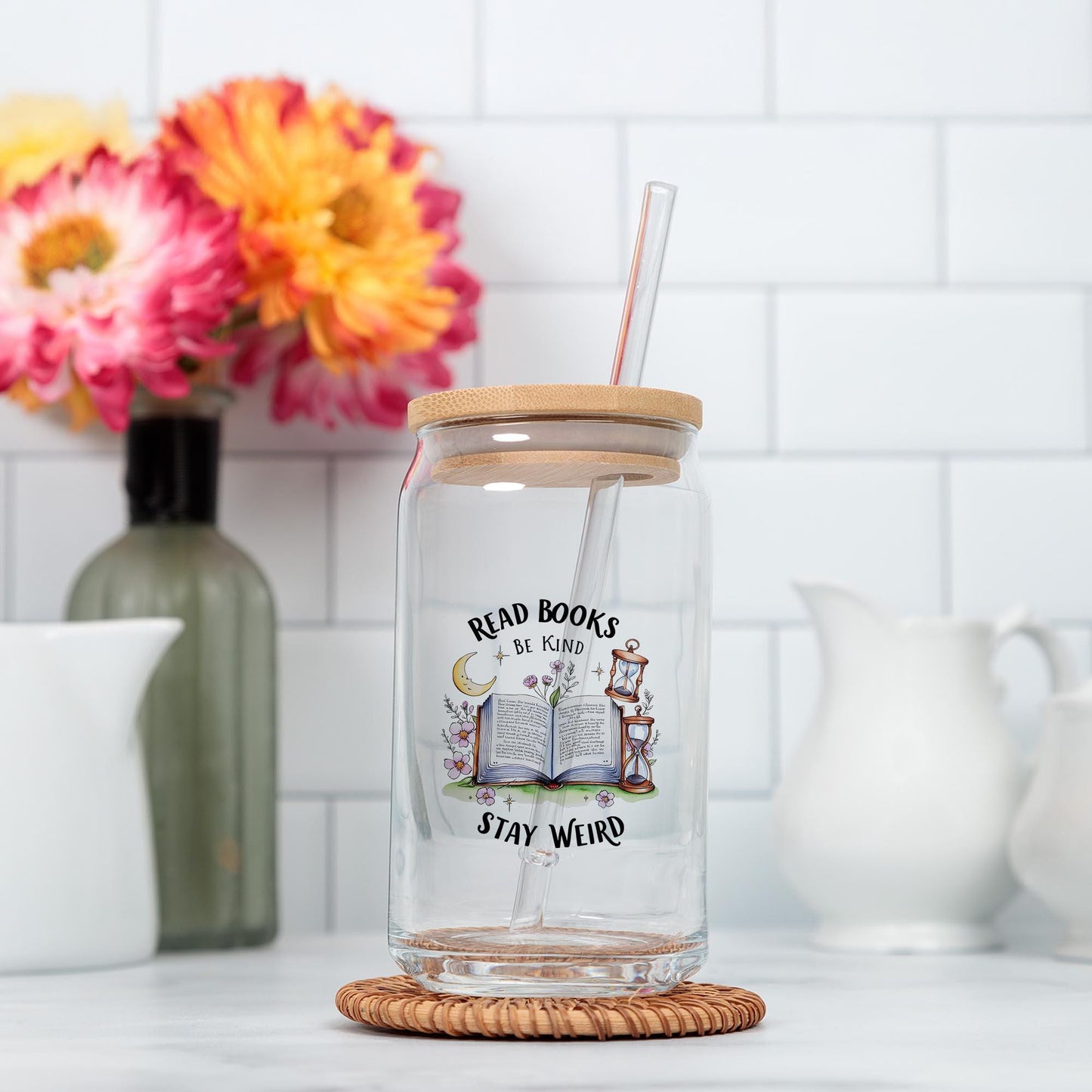 Diseño de camiseta PNG "Lee libros, sé amable y mantente extraño"